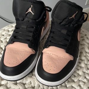 Low top tennis shoe. Casual, comfortable. Gentle worn. Good condition.